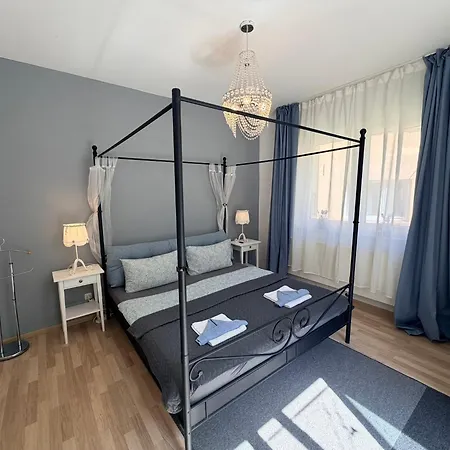 Hébergement de vacances Ganzes Wald & Welle - Bis 14 Personen - Grosser Garten, 850m Ostsee, Kamin, Gratis Parkplatz & Wifi *