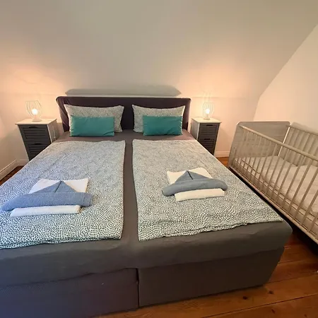 Hébergement de vacances Ganzes Wald & Welle - Bis 14 Personen - Grosser Garten, 850m Ostsee, Kamin, Gratis Parkplatz & Wifi *