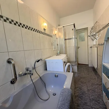 Ganzes Wald&welle - Bis 14 Personen - Großer Garten, 850m Ostsee, Kamin, Gratis Parkplatz&wifi *