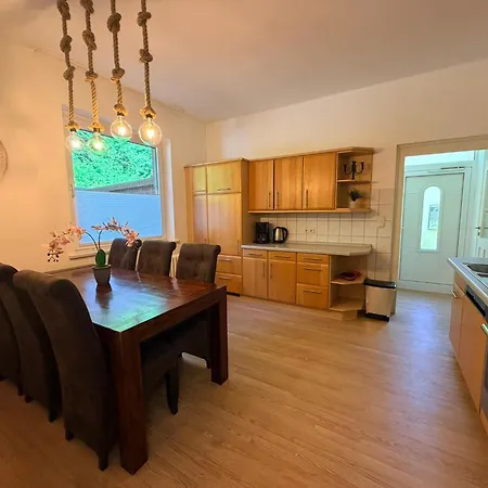 Hébergement de vacances Ganzes Wald & Welle - Bis 14 Personen - Grosser Garten, 850m Ostsee, Kamin, Gratis Parkplatz & Wifi