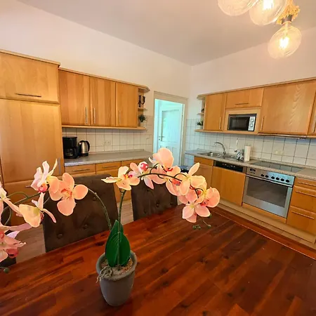 Hébergement de vacances Ganzes Wald & Welle - Bis 14 Personen - Grosser Garten, 850m Ostsee, Kamin, Gratis Parkplatz & Wifi